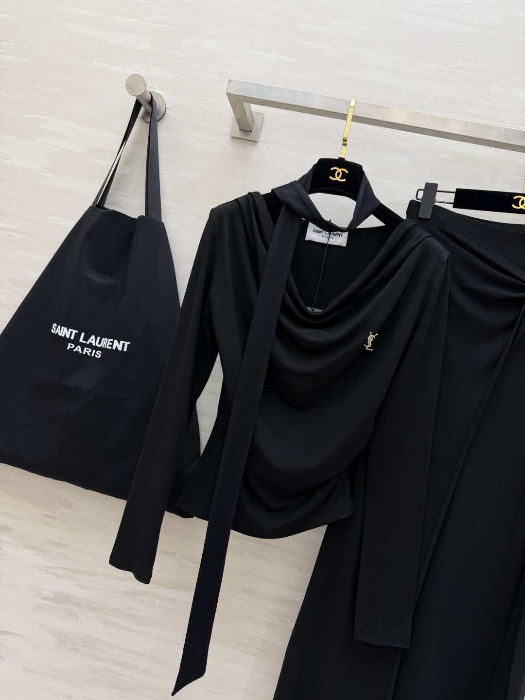 #ysl²⁶新款 清冷高级风 大女主套装裙 把温柔与清冷穿在身上 垂坠感天丝棉面料自带柔光滤镜 荡领+飘