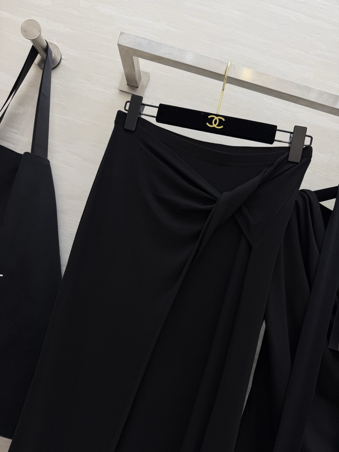 #ysl²⁶新款 清冷高级风 大女主套装裙 把温柔与清冷穿在身上 垂坠感天丝棉面料自带柔光滤镜 荡领+飘