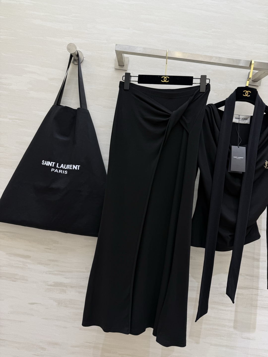 #ysl²⁶新款 清冷高级风 大女主套装裙 把温柔与清冷穿在身上 垂坠感天丝棉面料自带柔光滤镜 荡领+飘