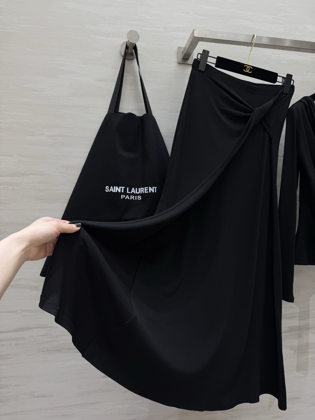 #ysl²⁶新款 清冷高级风 大女主套装裙 把温柔与清冷穿在身上 垂坠感天丝棉面料自带柔光滤镜 荡领+飘