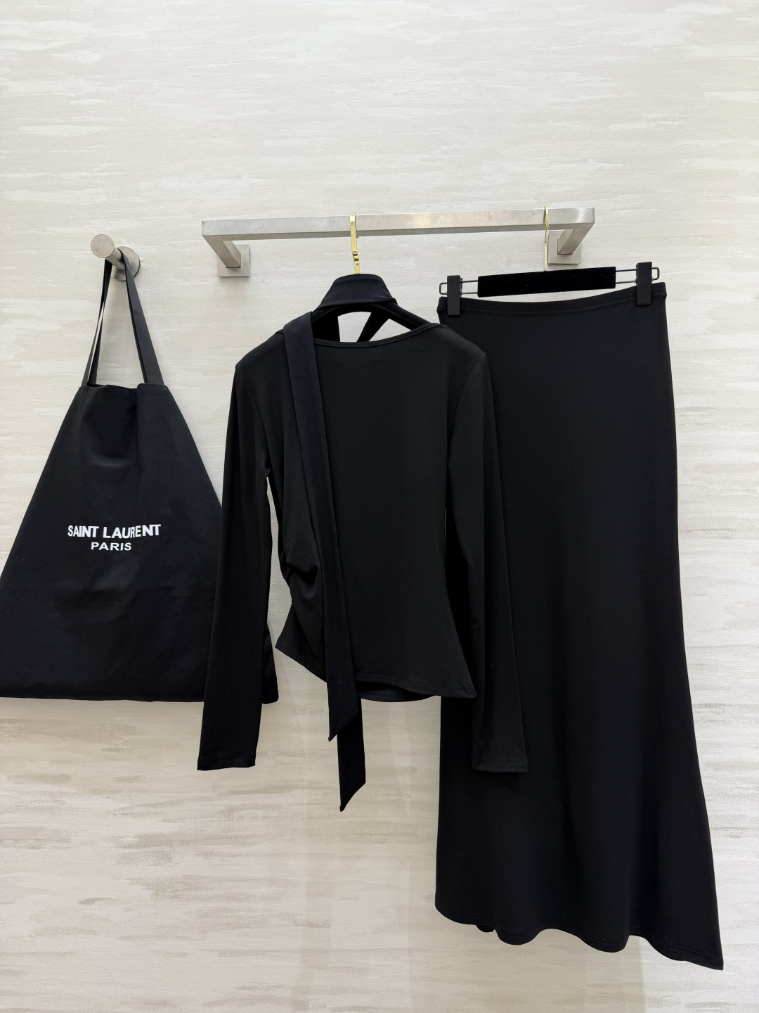 #ysl²⁶新款 清冷高级风 大女主套装裙 把温柔与清冷穿在身上 垂坠感天丝棉面料自带柔光滤镜 荡领+飘