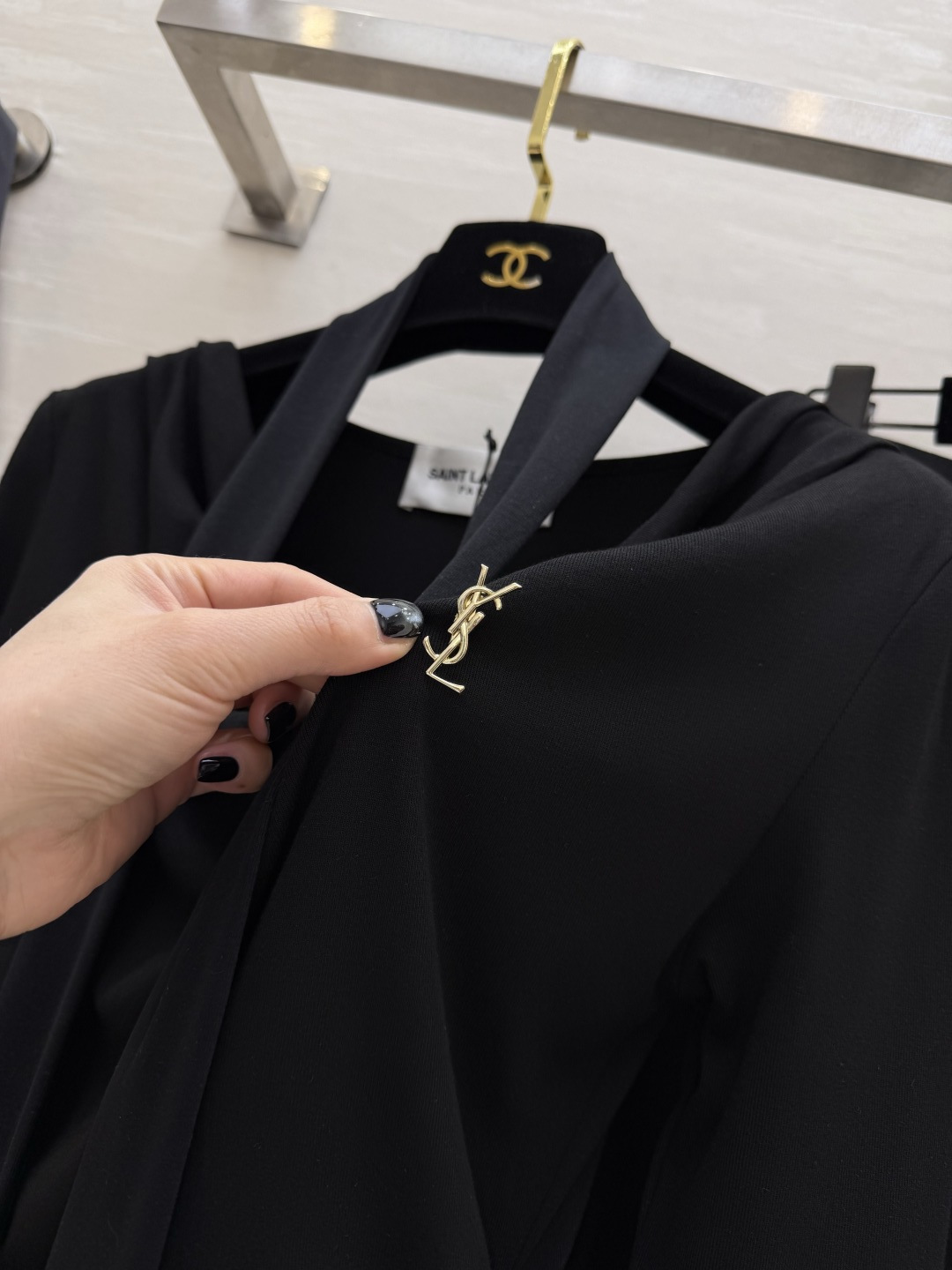 #ysl²⁶新款 清冷高级风 大女主套装裙 把温柔与清冷穿在身上 垂坠感天丝棉面料自带柔光滤镜 荡领+飘