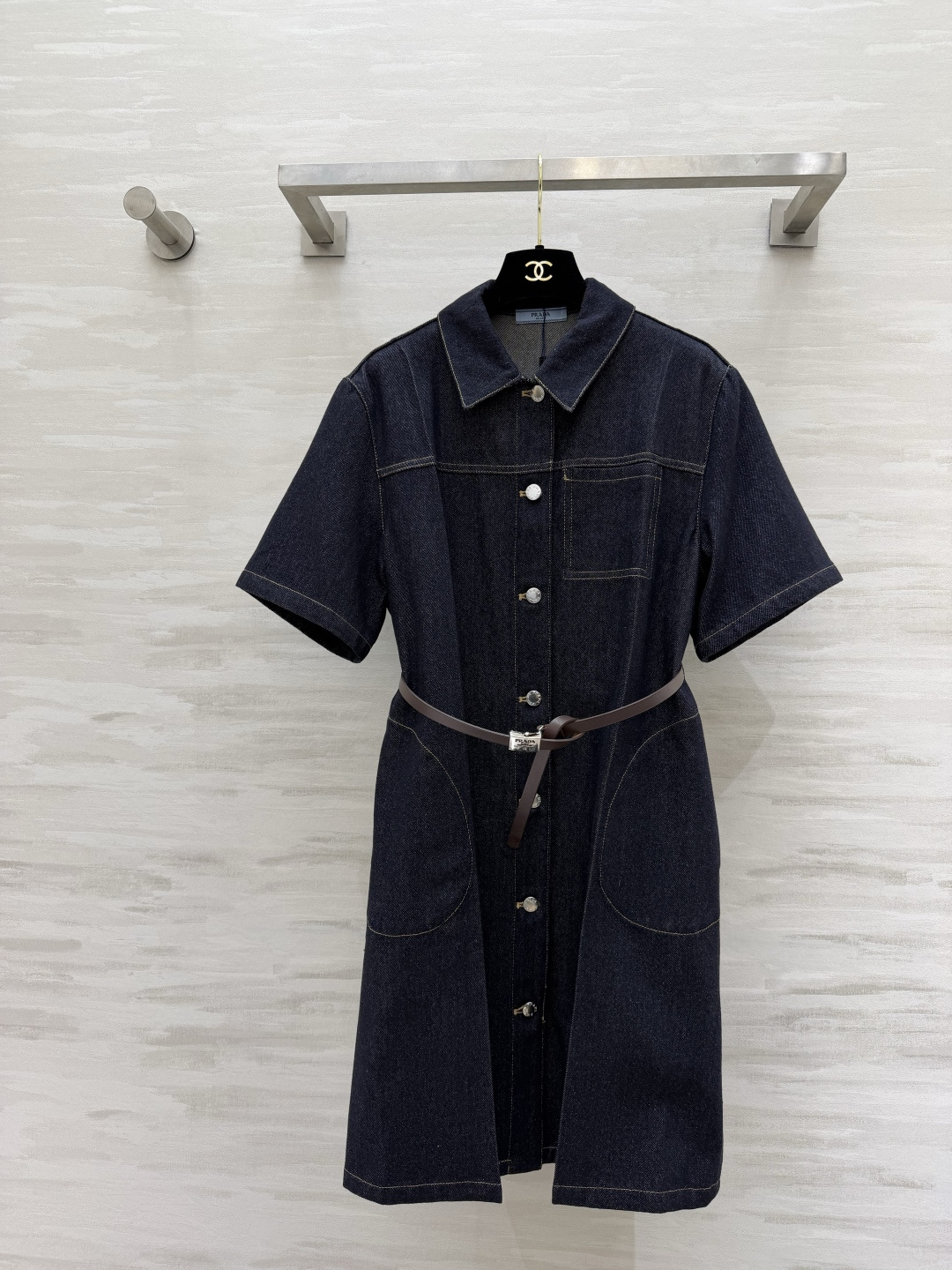 NO:803968,#Prad Denim Shirt Dress Wear sophistication and elegance on your body. Classic dark indigo denim. Stiff, stylish and durable. Lapel + single-row silver buckle design. Clean and recognizable. Large pockets + leather lock belt. The waist is slimmed down and more proportional. Short-sleeved and mid-length version. Suitable for commuting/dating/leisure!  One piece to suit all occasions. The sense of luxury cannot be concealed with high-quality customization. Available in stock for the first time in sizes S/M/L, prada, skirts, shirts, T-shirts,19860909#Prad牛仔衬衫裙 把干练与优雅穿在身上 经典深靛蓝牛仔 挺括有型又耐穿 翻领+单排银扣设计 利落又有辨识度 大口袋+皮质锁扣腰带 收腰显瘦更显比例 短袖中长版型 通勤/约会/休闲都适配！一件搞定所有场合 高级感藏不住高品质定制 现货首发sizeS/M/L,,prada,skirts,shirts,T-shirt,,Women's clothing