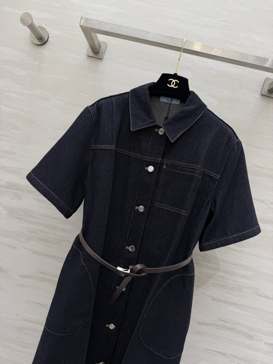 #Prad♡²⁶牛仔衬衫裙 把干练与优雅穿在身上 经典深靛蓝牛仔 挺括有型又耐穿 翻领+单排银扣设计 利
