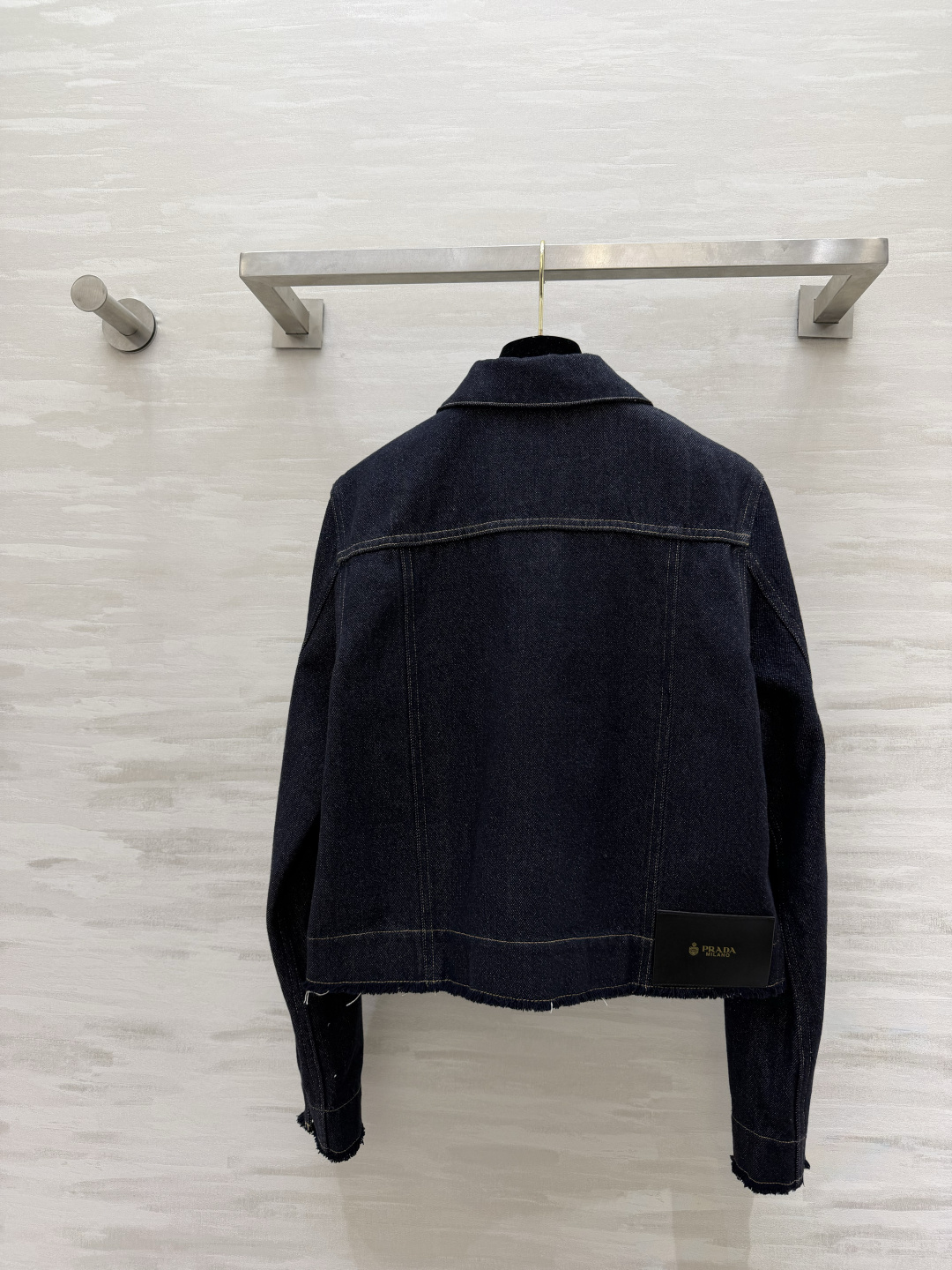 #Prad♡²⁶牛仔外套｜把极简酷感穿在身上深牛仔蓝自带复古滤镜，质感拉满翻领+明线设计，简约又有辨识度