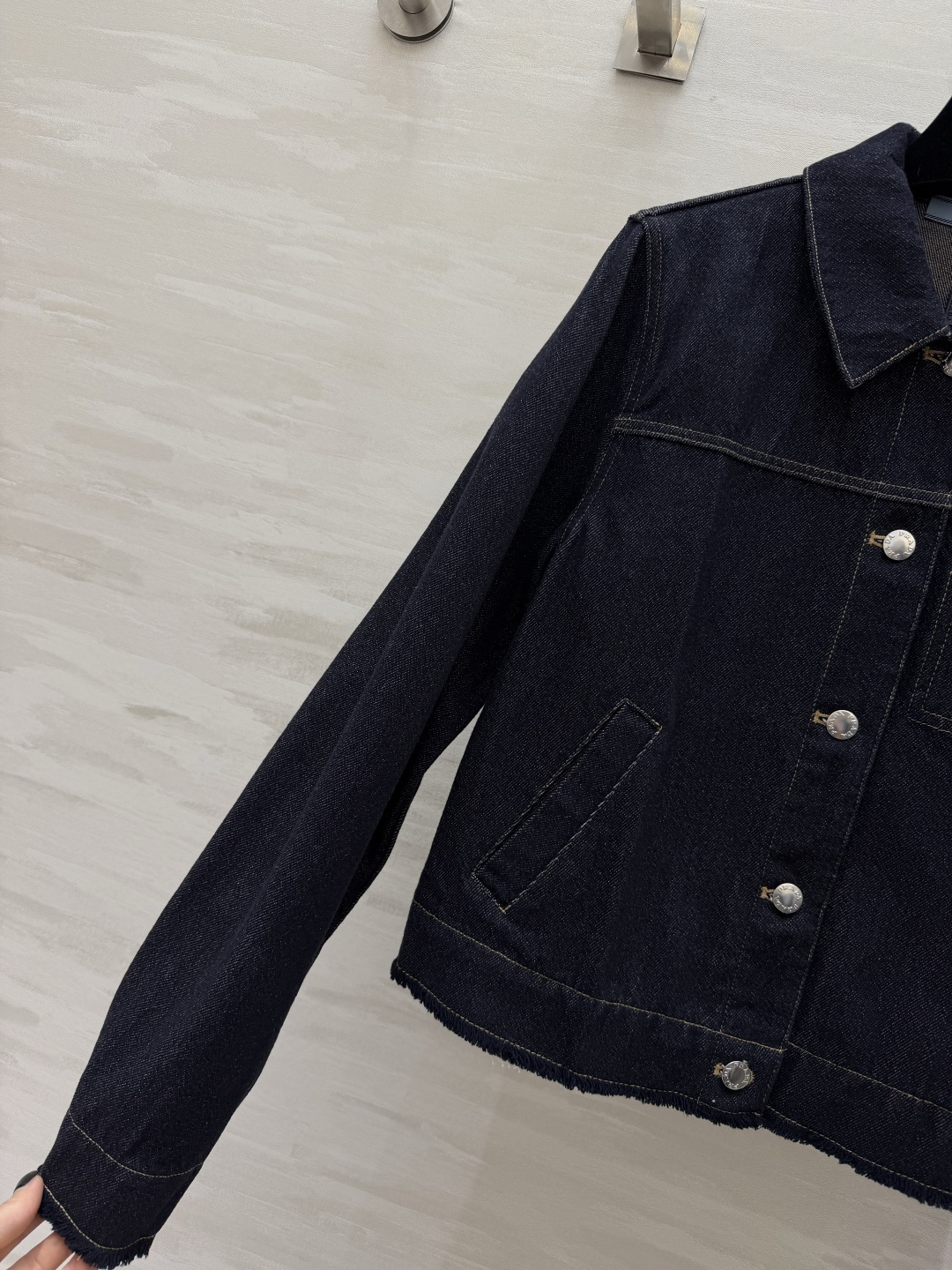 #Prad♡²⁶牛仔外套｜把极简酷感穿在身上深牛仔蓝自带复古滤镜，质感拉满翻领+明线设计，简约又有辨识度