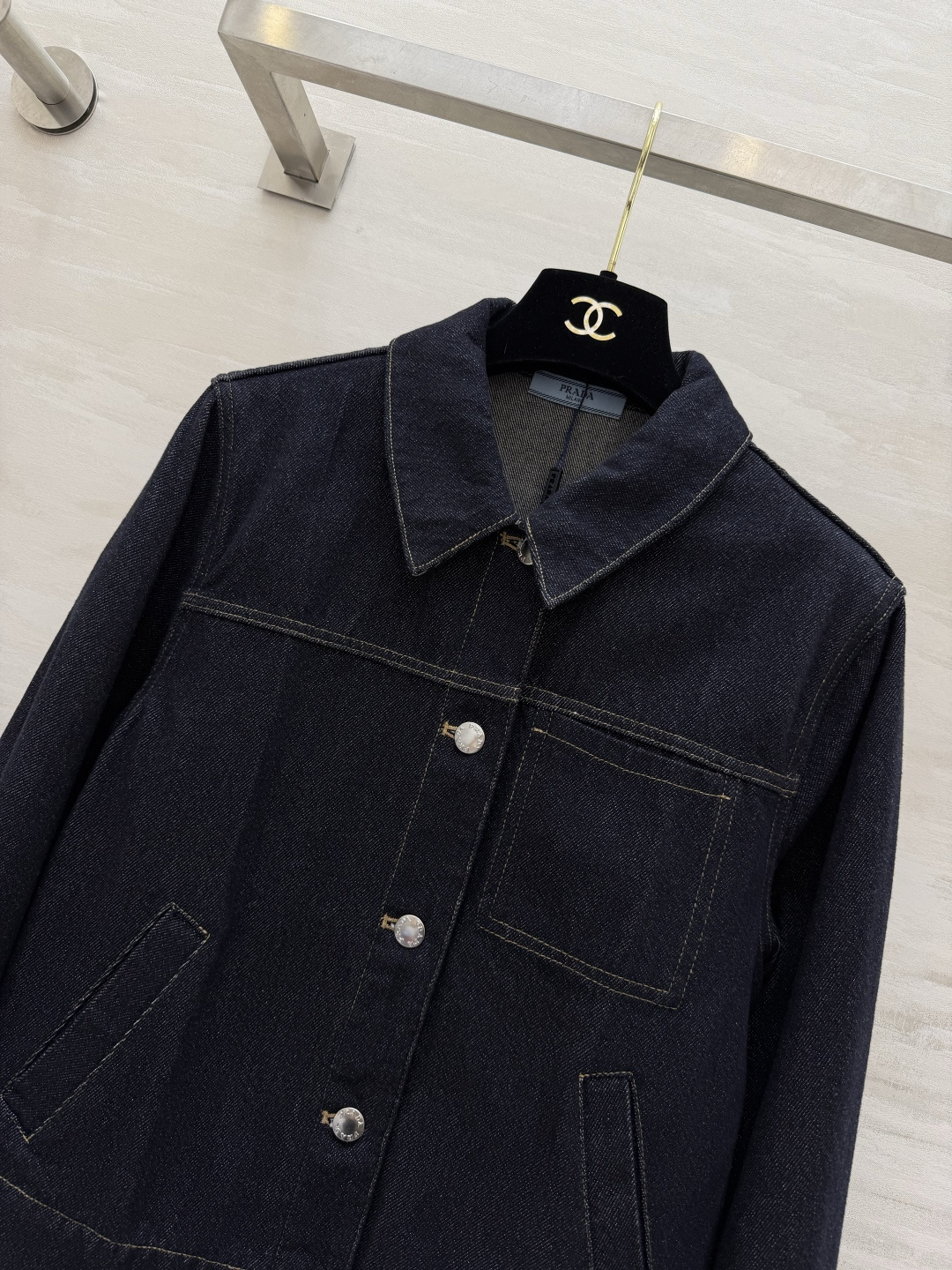 #Prad♡²⁶牛仔外套｜把极简酷感穿在身上深牛仔蓝自带复古滤镜，质感拉满翻领+明线设计，简约又有辨识度