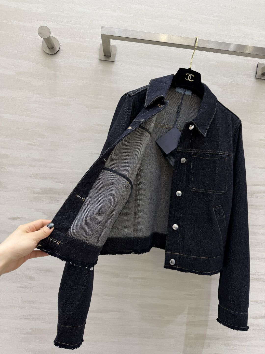 #Prad♡²⁶牛仔外套｜把极简酷感穿在身上深牛仔蓝自带复古滤镜，质感拉满翻领+明线设计，简约又有辨识度
