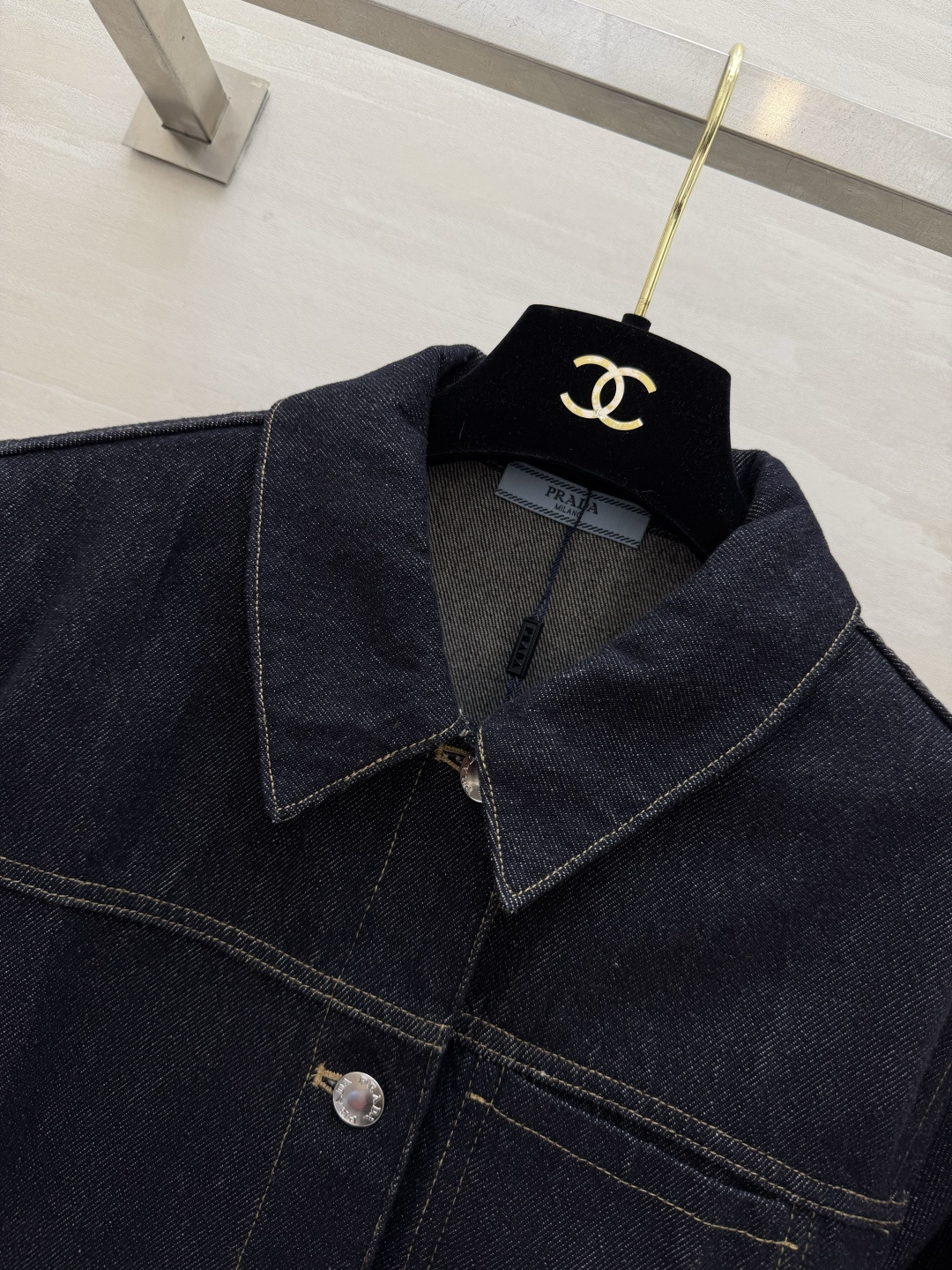 #Prad♡²⁶牛仔外套｜把极简酷感穿在身上深牛仔蓝自带复古滤镜，质感拉满翻领+明线设计，简约又有辨识度