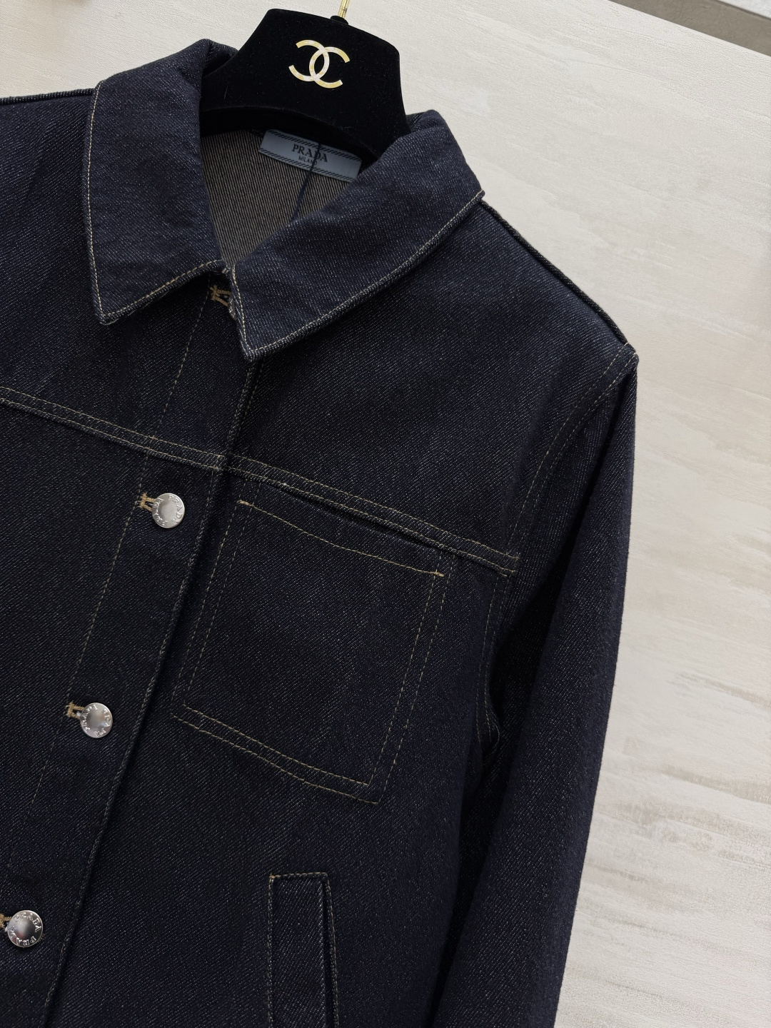 #Prad♡²⁶牛仔外套｜把极简酷感穿在身上深牛仔蓝自带复古滤镜，质感拉满翻领+明线设计，简约又有辨识度