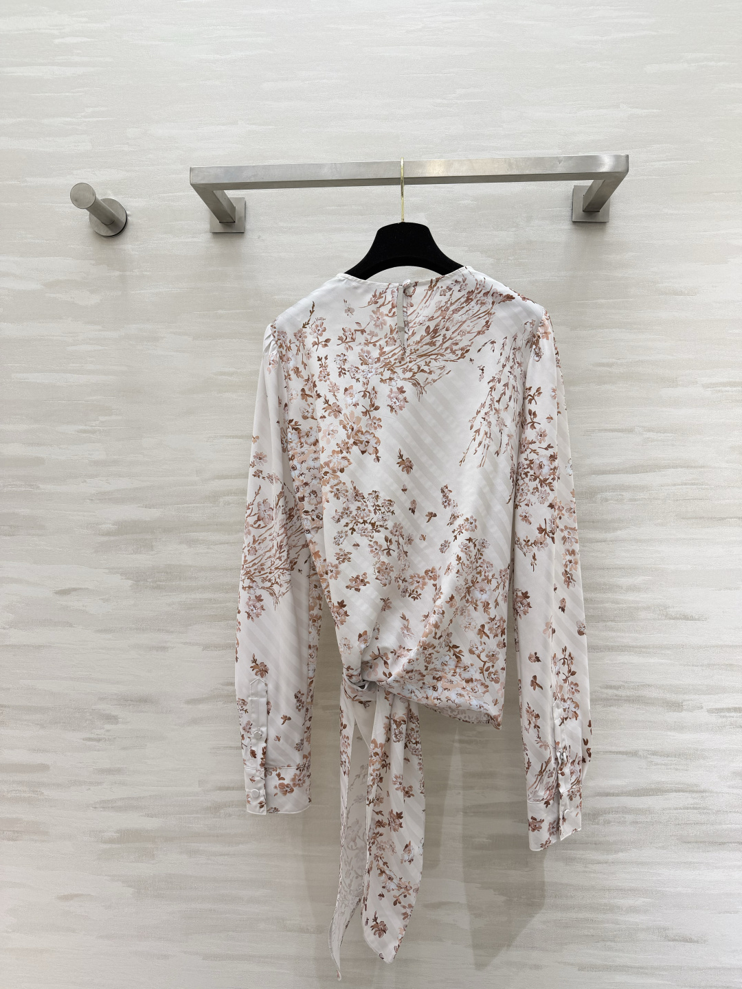 #Lvvv花卉套装｜法式优雅的天花板奶杏底色+复古花卉印花，温柔又显贵缎面面料自带柔光，垂感超绝上衣圆领