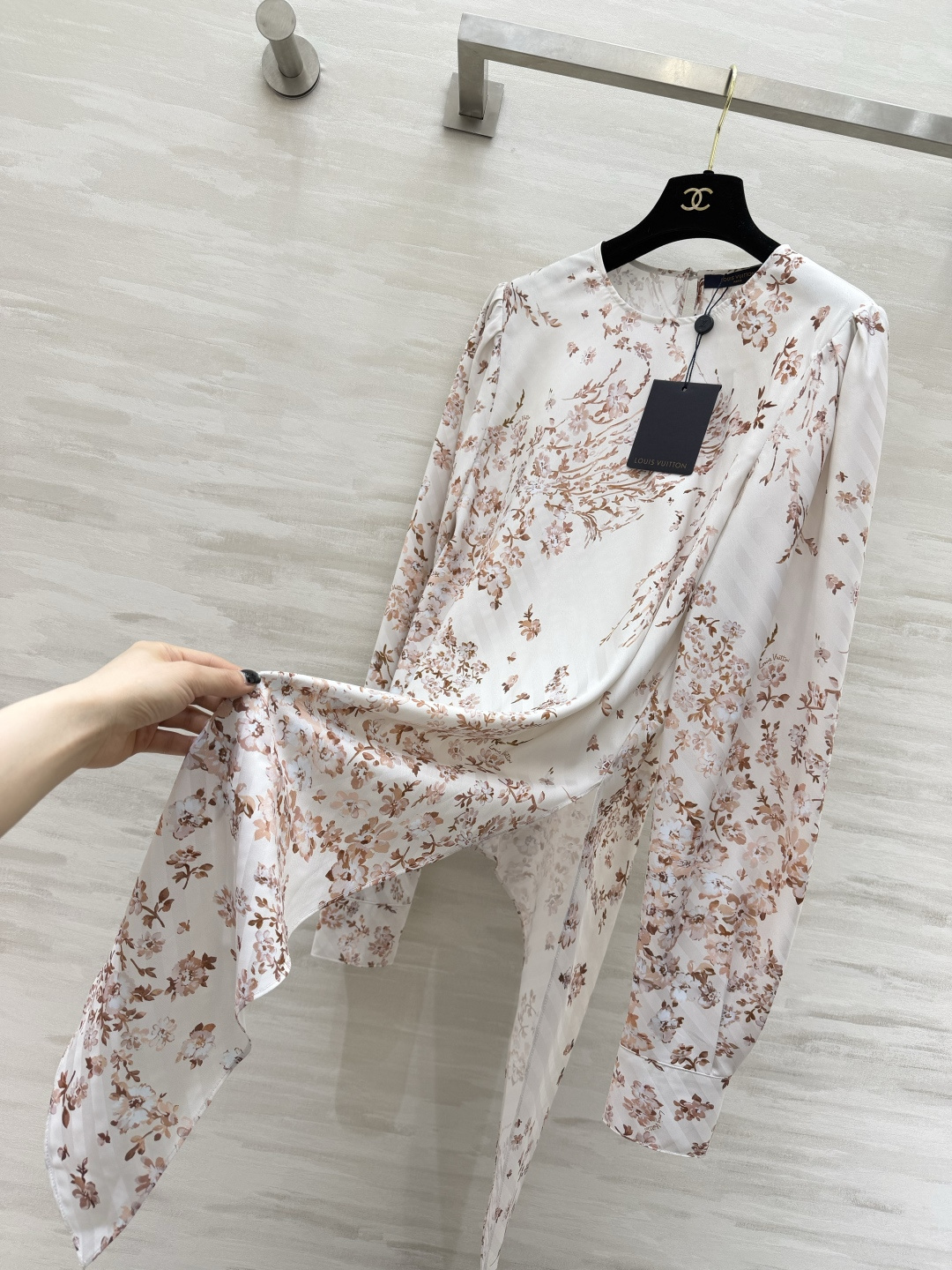 #Lvvv花卉套装｜法式优雅的天花板奶杏底色+复古花卉印花，温柔又显贵缎面面料自带柔光，垂感超绝上衣圆领