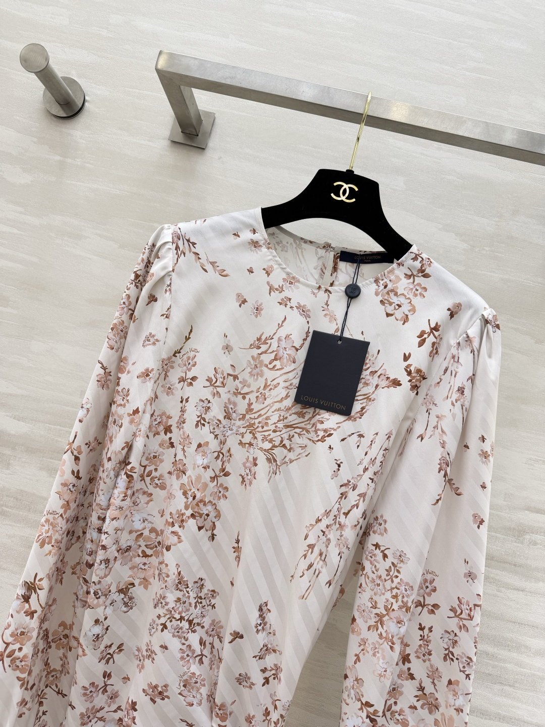 #Lvvv花卉套装｜法式优雅的天花板奶杏底色+复古花卉印花，温柔又显贵缎面面料自带柔光，垂感超绝上衣圆领
