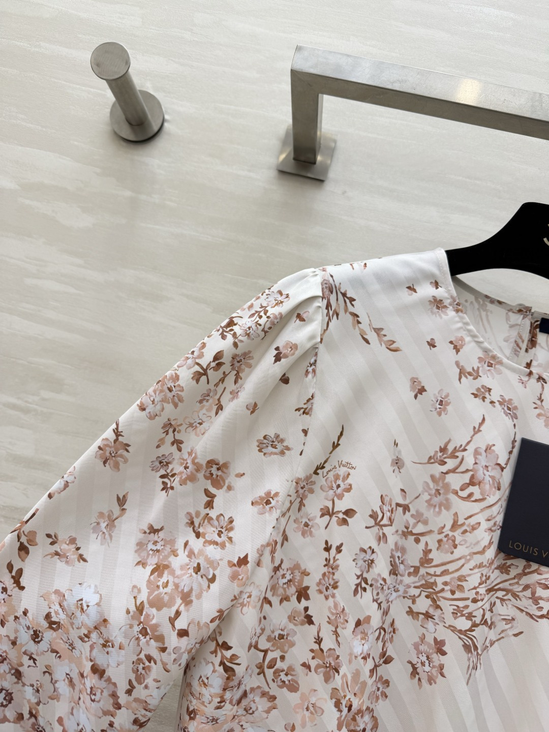 #Lvvv花卉套装｜法式优雅的天花板奶杏底色+复古花卉印花，温柔又显贵缎面面料自带柔光，垂感超绝上衣圆领