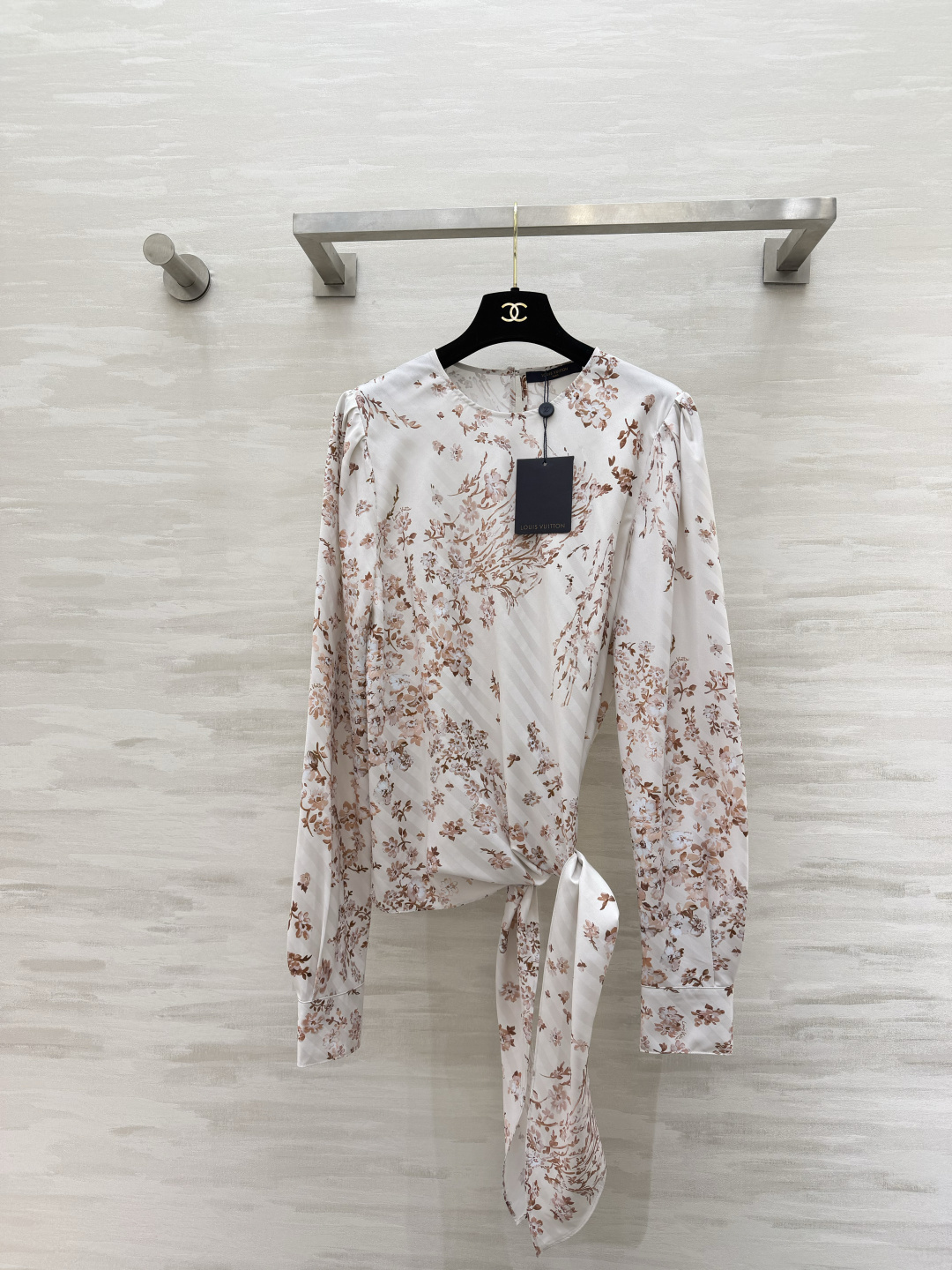 #Lvvv花卉套装｜法式优雅的天花板奶杏底色+复古花卉印花，温柔又显贵缎面面料自带柔光，垂感超绝上衣圆领