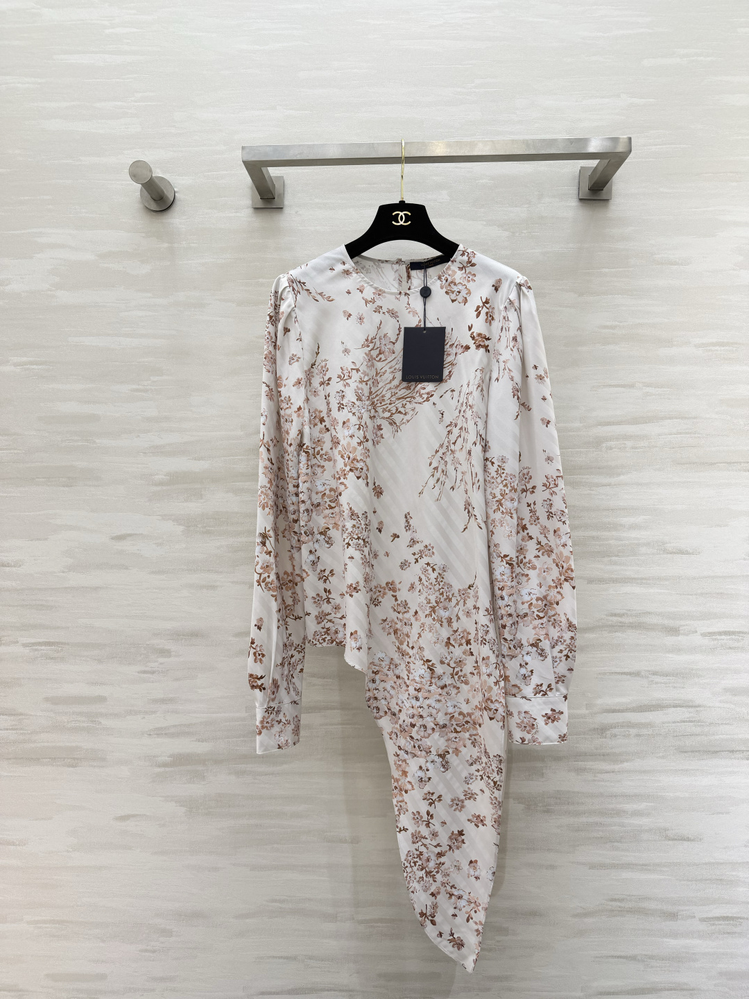 #Lvvv花卉套装｜法式优雅的天花板奶杏底色+复古花卉印花，温柔又显贵缎面面料自带柔光，垂感超绝上衣圆领