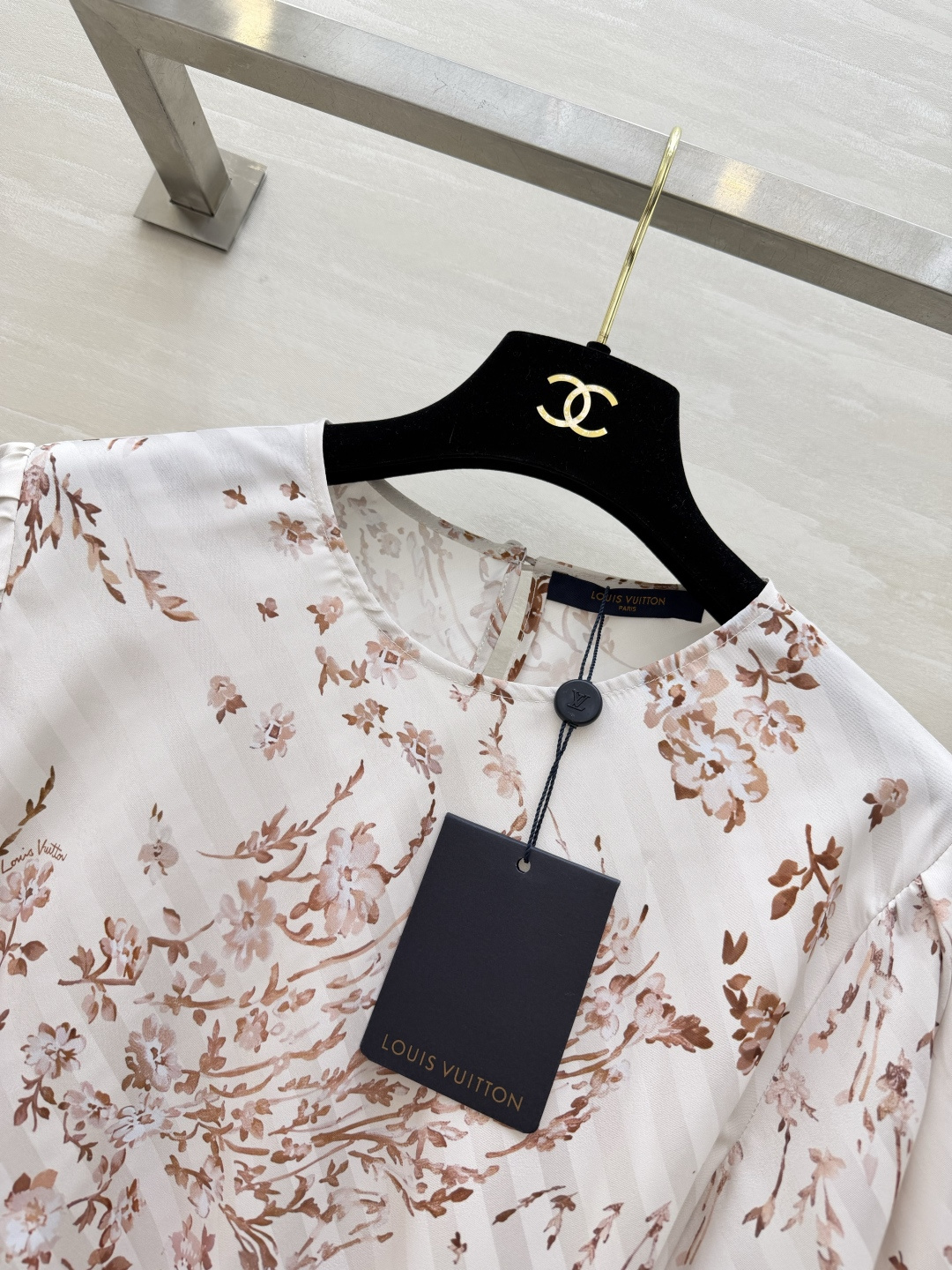 #Lvvv花卉套装｜法式优雅的天花板奶杏底色+复古花卉印花，温柔又显贵缎面面料自带柔光，垂感超绝上衣圆领
