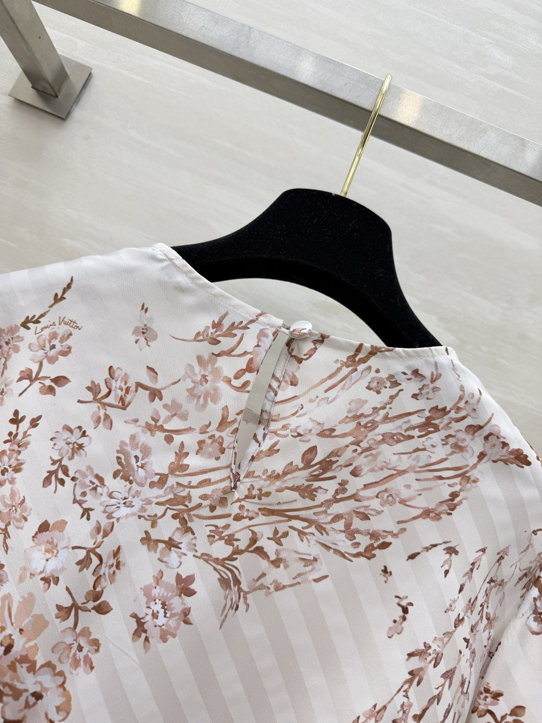 #Lvvv花卉套装｜法式优雅的天花板奶杏底色+复古花卉印花，温柔又显贵缎面面料自带柔光，垂感超绝上衣圆领