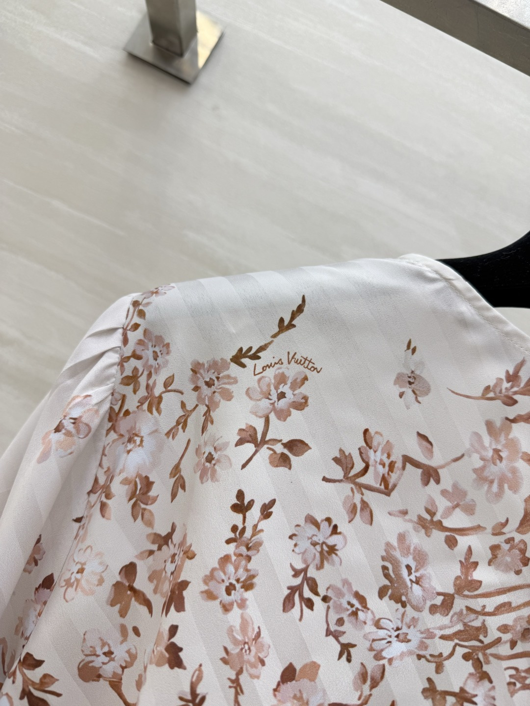 #Lvvv花卉套装｜法式优雅的天花板奶杏底色+复古花卉印花，温柔又显贵缎面面料自带柔光，垂感超绝上衣圆领