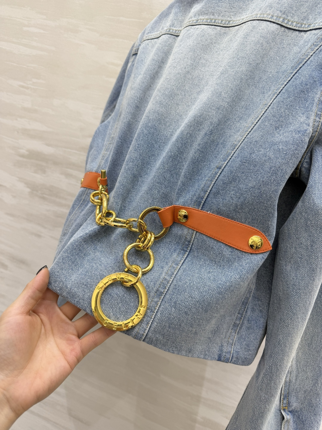 ✨Celin♡²⁶圆领牛仔外套 法式松弛感天花板 经典水洗蓝牛仔 做旧磨白质感自带复古滤镜 圆领+金属金