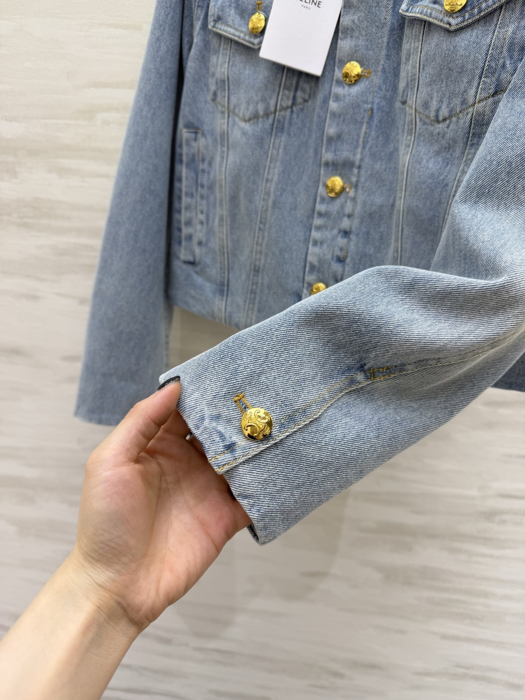 ✨Celin♡²⁶圆领牛仔外套 法式松弛感天花板 经典水洗蓝牛仔 做旧磨白质感自带复古滤镜 圆领+金属金