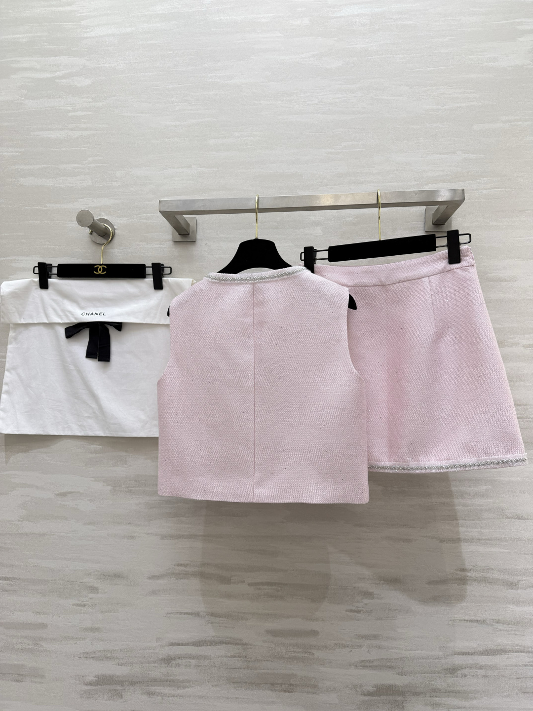 #Chane♡²⁶粉系套装｜把春天穿在身上 温柔樱花粉粗花呢面料 自带细闪光泽感 银线钉珠镶边 经典双C