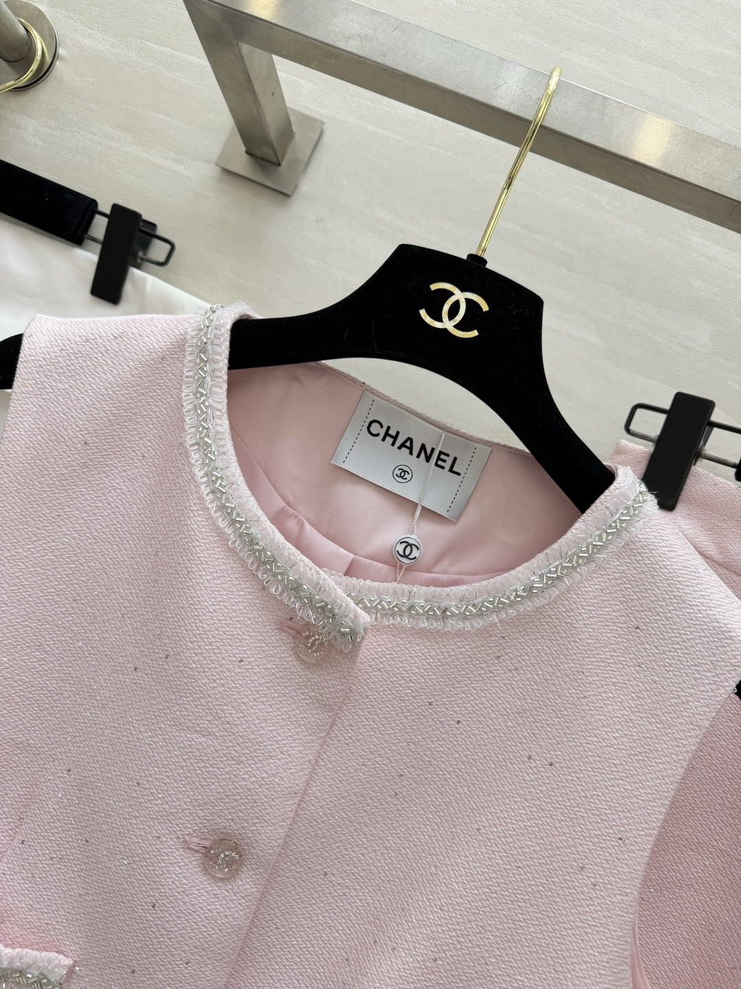 #Chane♡²⁶粉系套装｜把春天穿在身上 温柔樱花粉粗花呢面料 自带细闪光泽感 银线钉珠镶边 经典双C
