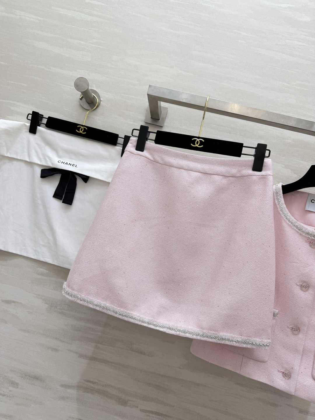 #Chane♡²⁶粉系套装｜把春天穿在身上 温柔樱花粉粗花呢面料 自带细闪光泽感 银线钉珠镶边 经典双C