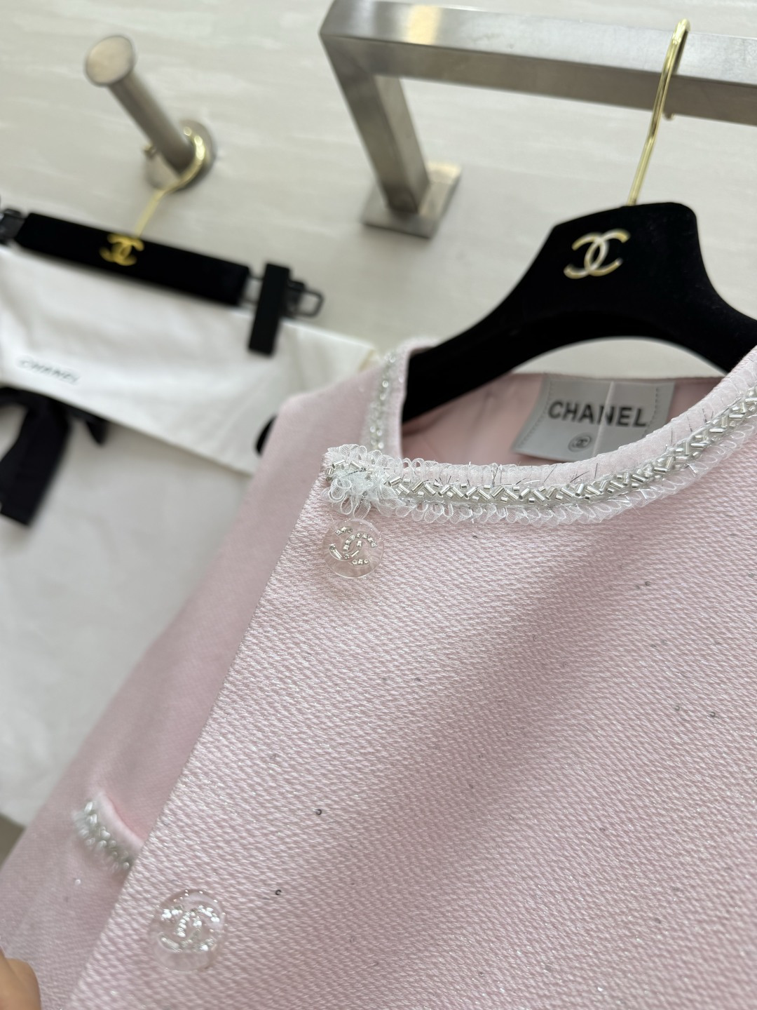 #Chane♡²⁶粉系套装｜把春天穿在身上 温柔樱花粉粗花呢面料 自带细闪光泽感 银线钉珠镶边 经典双C