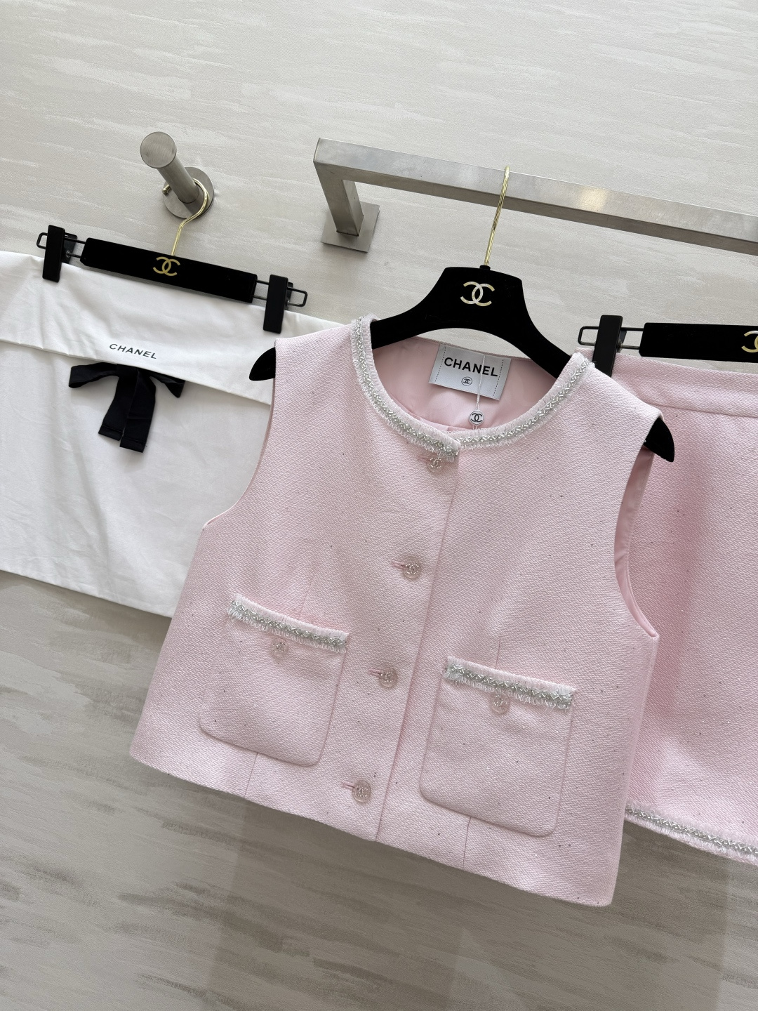 #Chane♡²⁶粉系套装｜把春天穿在身上 温柔樱花粉粗花呢面料 自带细闪光泽感 银线钉珠镶边 经典双C