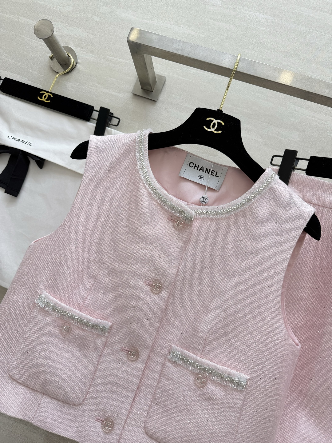 #Chane♡²⁶粉系套装｜把春天穿在身上 温柔樱花粉粗花呢面料 自带细闪光泽感 银线钉珠镶边 经典双C