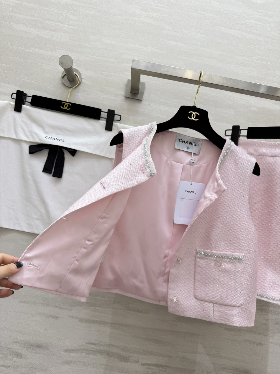 #Chane♡²⁶粉系套装｜把春天穿在身上 温柔樱花粉粗花呢面料 自带细闪光泽感 银线钉珠镶边 经典双C