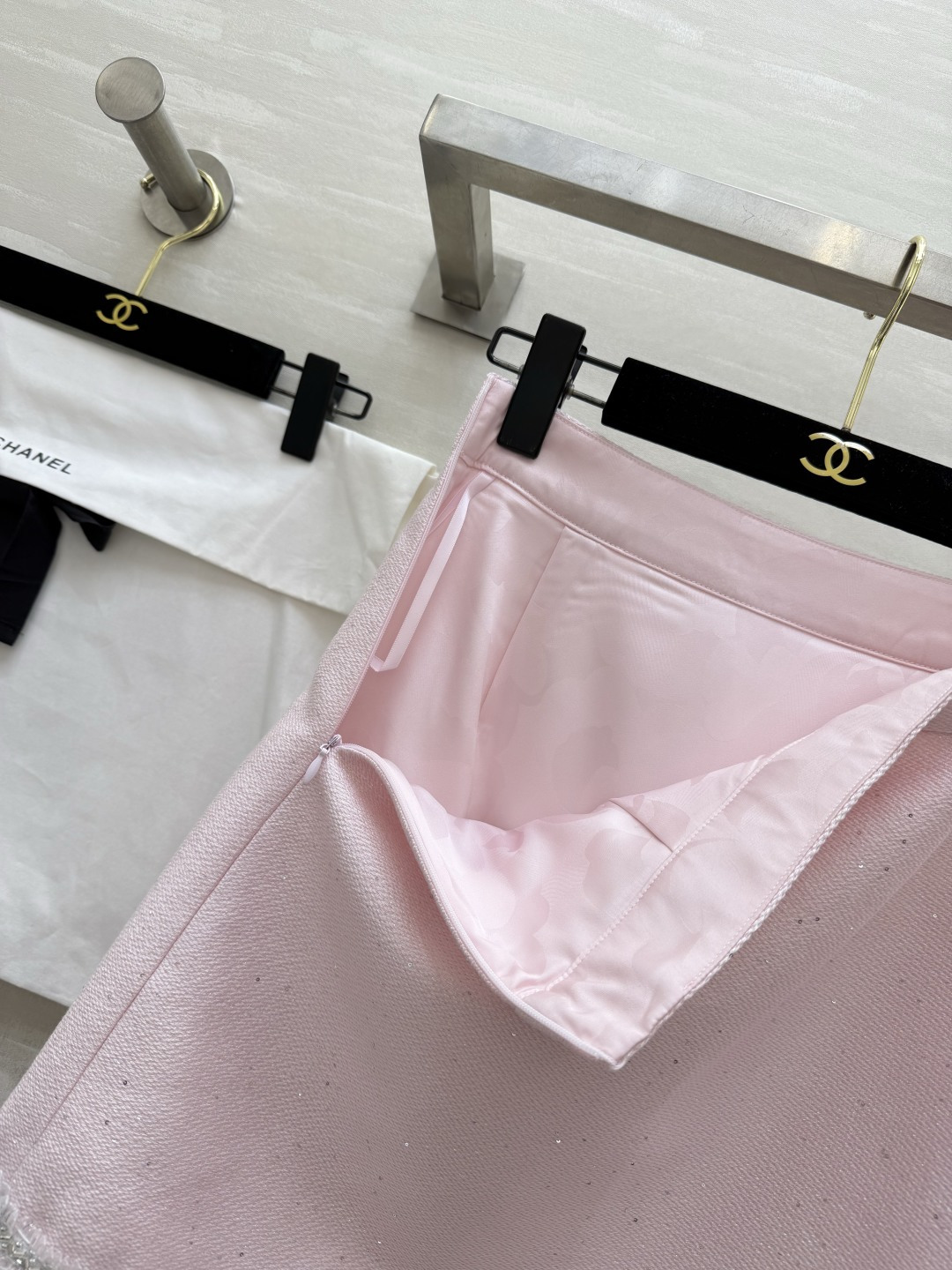 #Chane♡²⁶粉系套装｜把春天穿在身上 温柔樱花粉粗花呢面料 自带细闪光泽感 银线钉珠镶边 经典双C