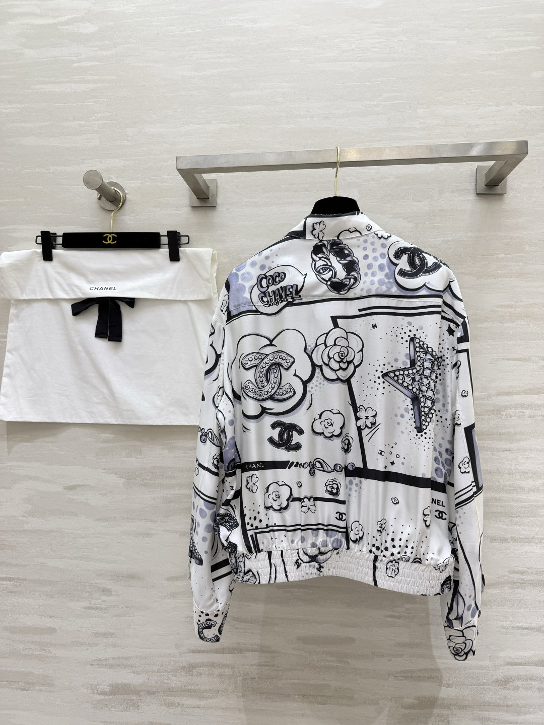 #Chane♡²⁶C漫画风真丝衬衣外套 把高定穿在身上 黑白漫画印花+珍珠水钻双C装饰 自带复古画报感 