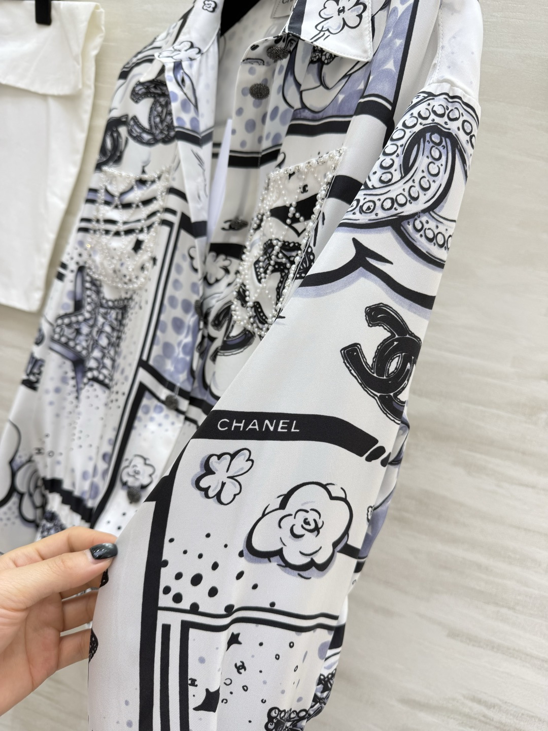 #Chane♡²⁶C漫画风真丝衬衣外套 把高定穿在身上 黑白漫画印花+珍珠水钻双C装饰 自带复古画报感 