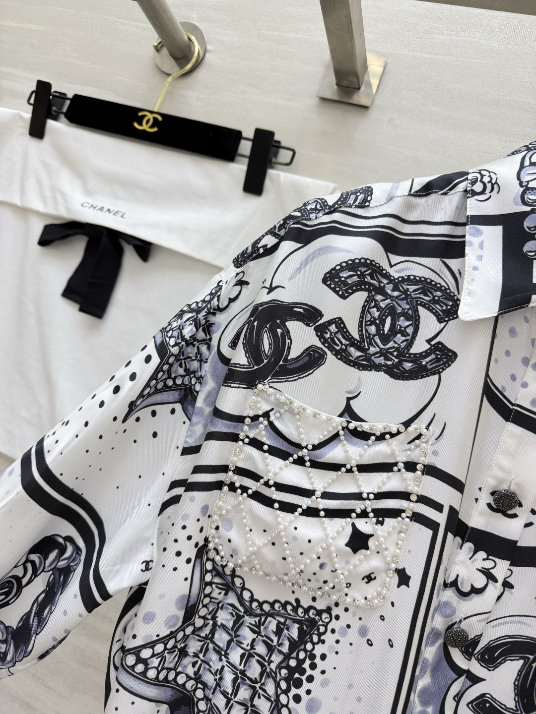 #Chane♡²⁶C漫画风真丝衬衣外套 把高定穿在身上 黑白漫画印花+珍珠水钻双C装饰 自带复古画报感 