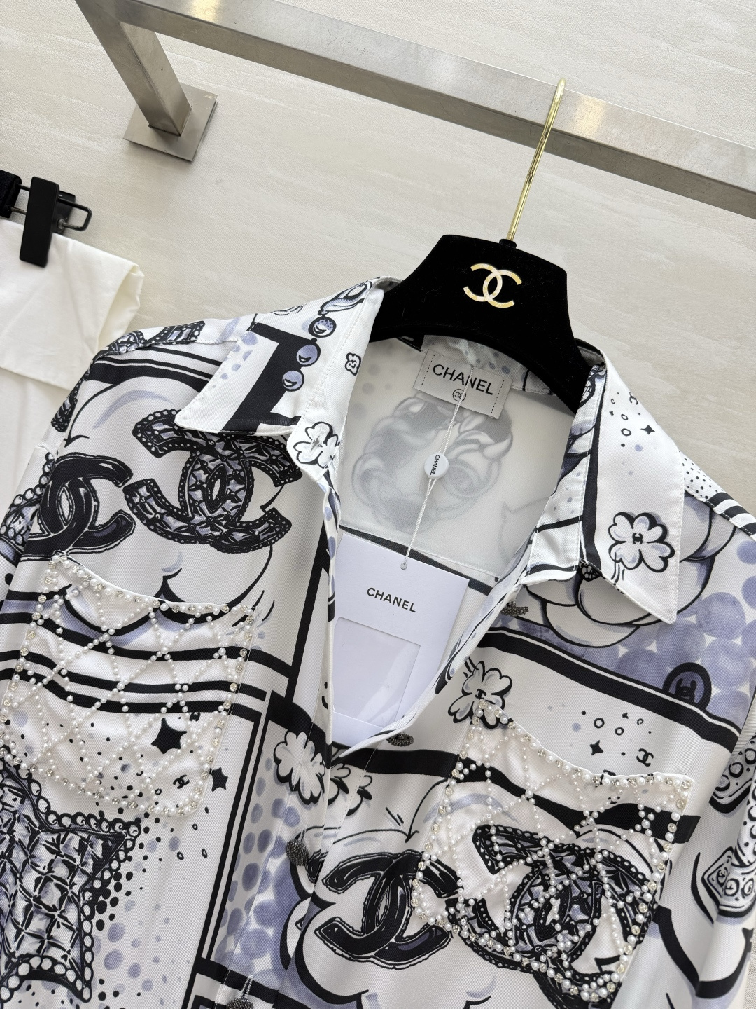 #Chane♡²⁶C漫画风真丝衬衣外套 把高定穿在身上 黑白漫画印花+珍珠水钻双C装饰 自带复古画报感 