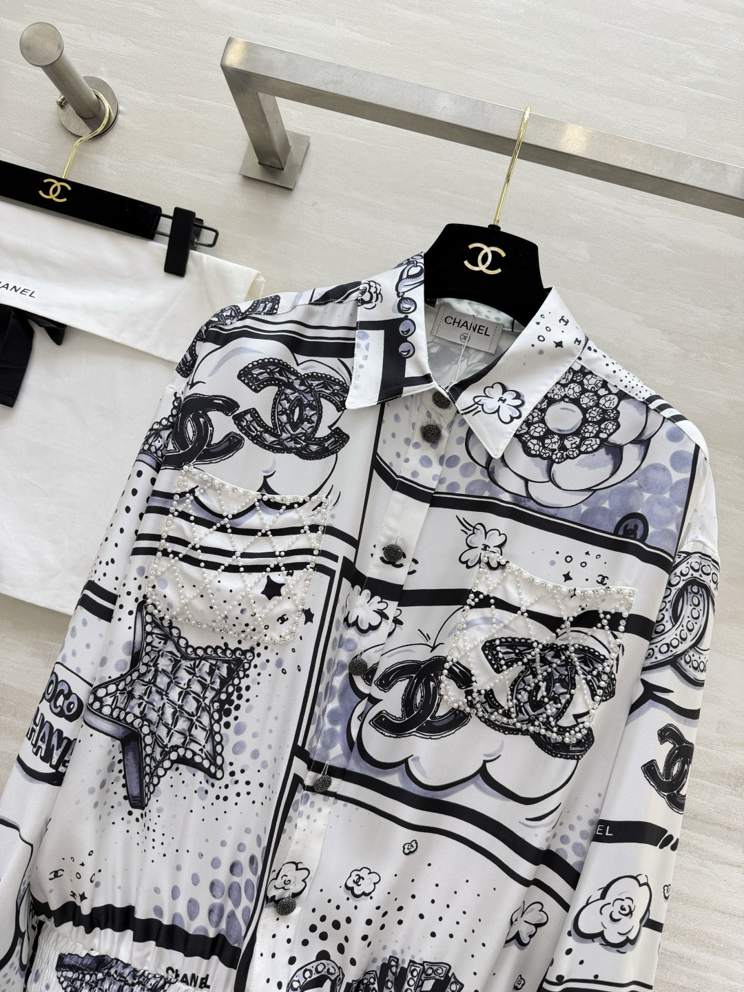 #Chane♡²⁶C漫画风真丝衬衣外套 把高定穿在身上 黑白漫画印花+珍珠水钻双C装饰 自带复古画报感 
