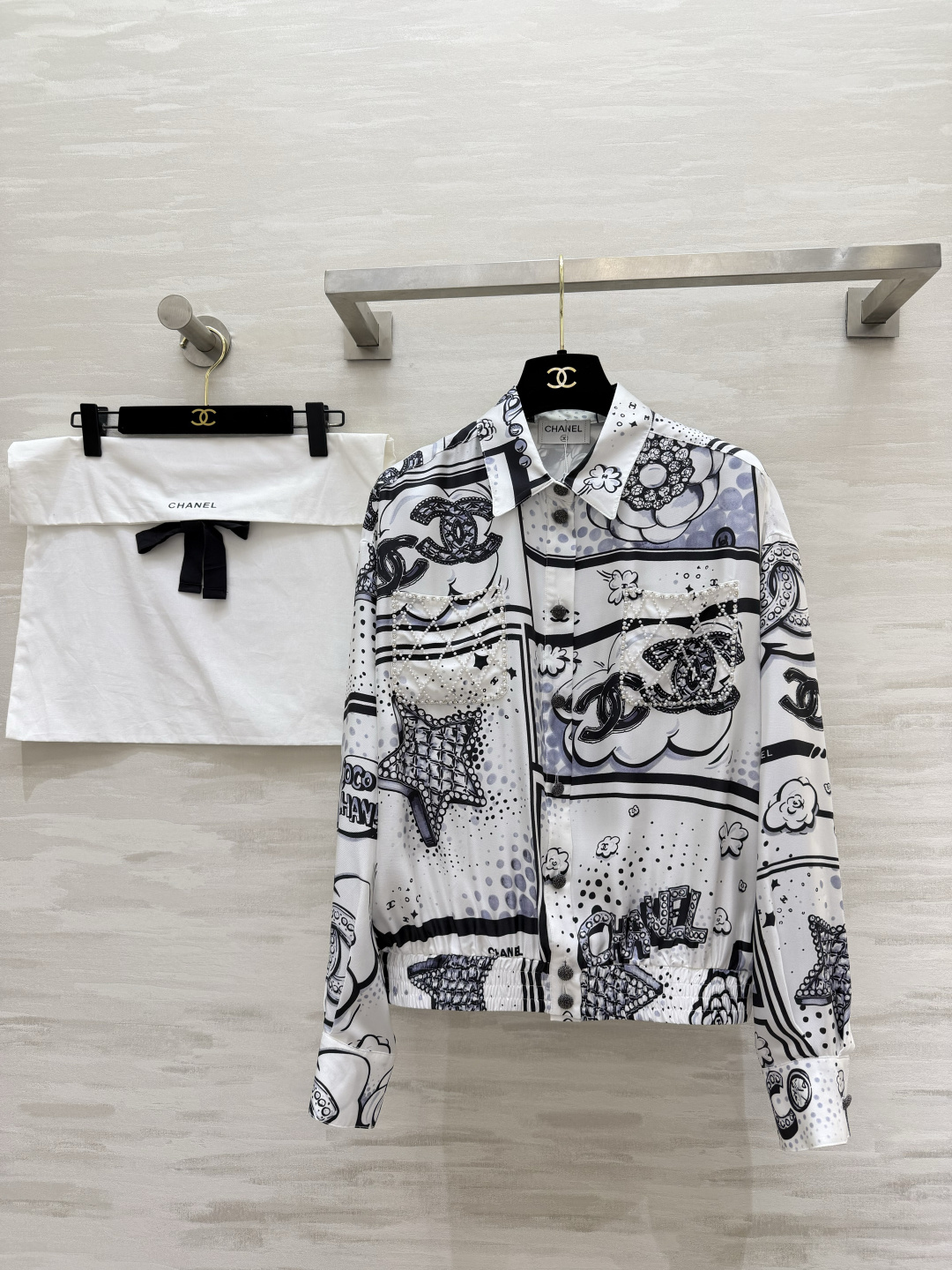 #Chane♡²⁶C漫画风真丝衬衣外套 把高定穿在身上 黑白漫画印花+珍珠水钻双C装饰 自带复古画报感 