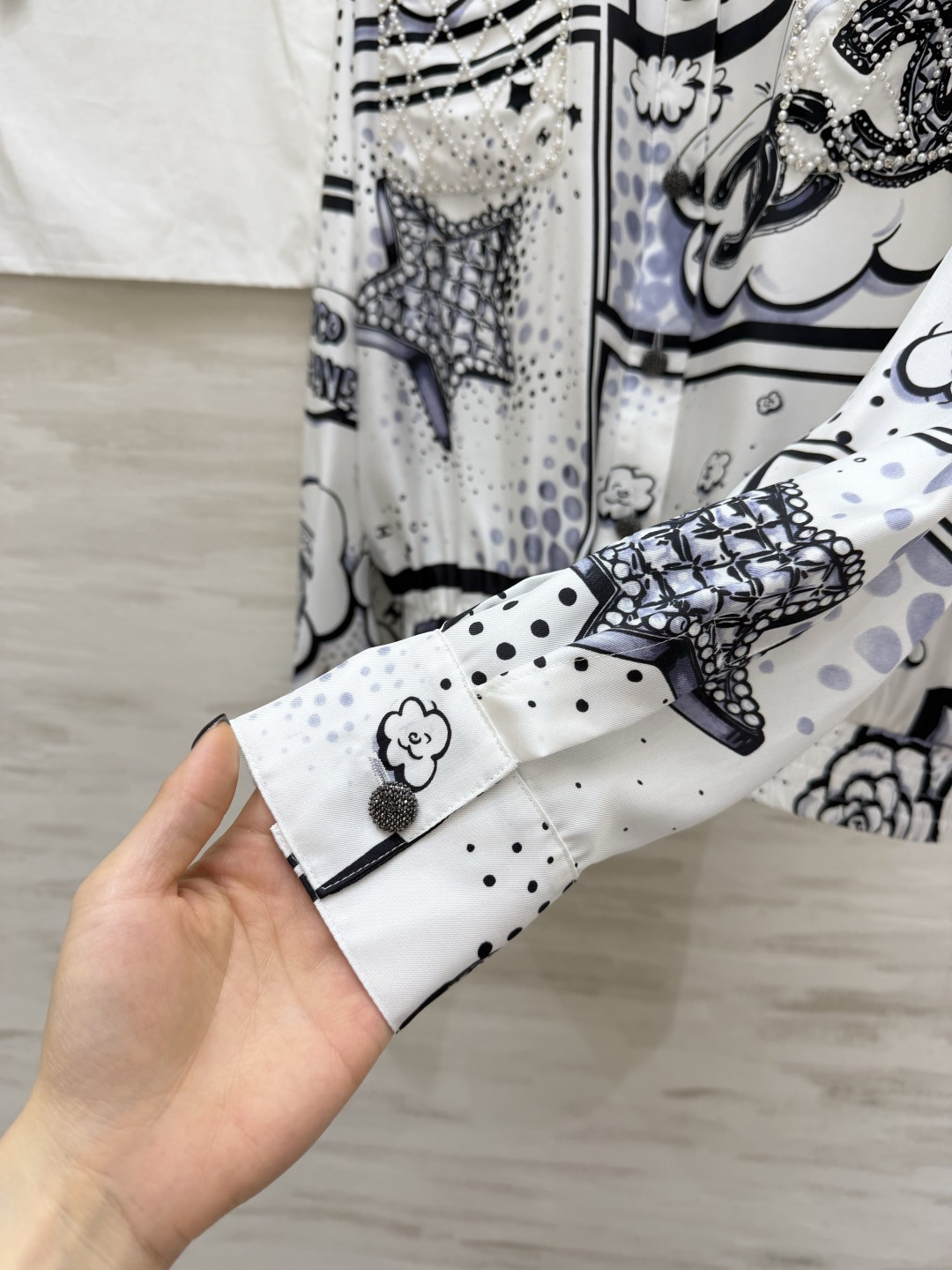 #Chane♡²⁶C漫画风真丝衬衣外套 把高定穿在身上 黑白漫画印花+珍珠水钻双C装饰 自带复古画报感 