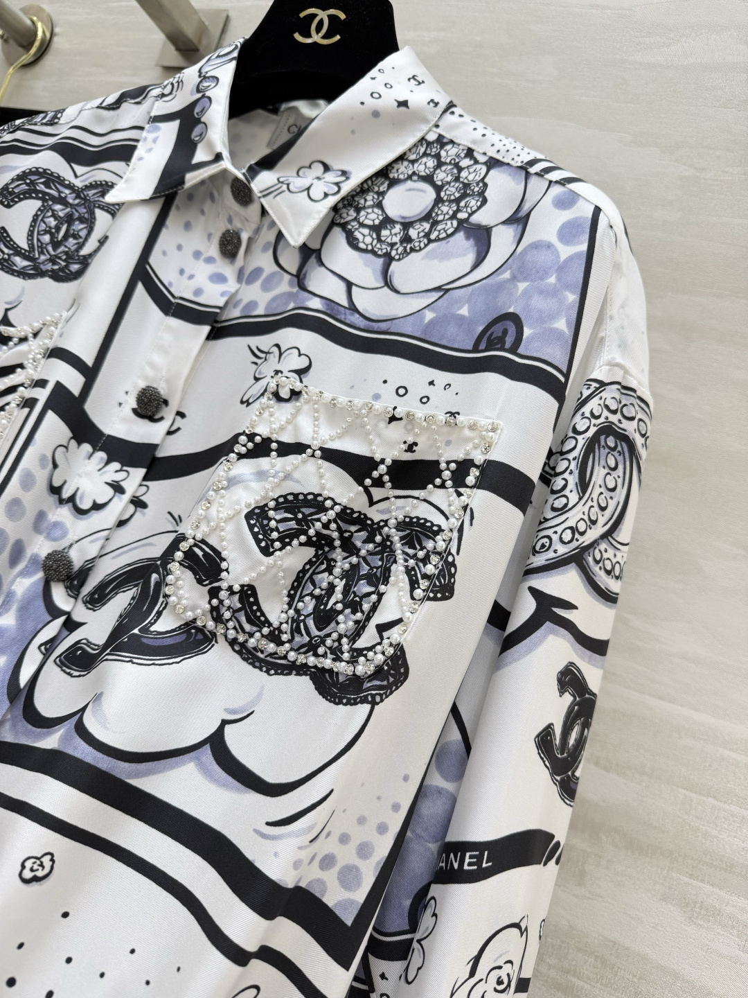 #Chane♡²⁶C漫画风真丝衬衣外套 把高定穿在身上 黑白漫画印花+珍珠水钻双C装饰 自带复古画报感 