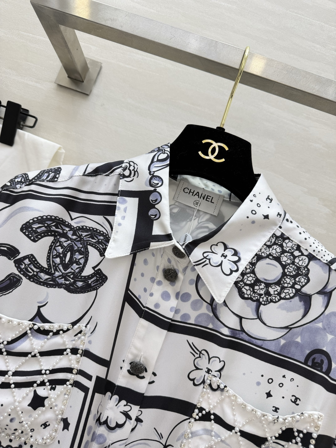 #Chane♡²⁶C漫画风真丝衬衣外套 把高定穿在身上 黑白漫画印花+珍珠水钻双C装饰 自带复古画报感 