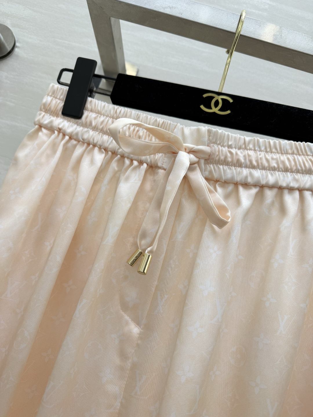 #Lvvv²⁶ss缎面印花套装｜慵懒松弛感天花板 温柔到骨子里的奶油杏色🍑 丝滑缎面 暗纹印花高级感藏在