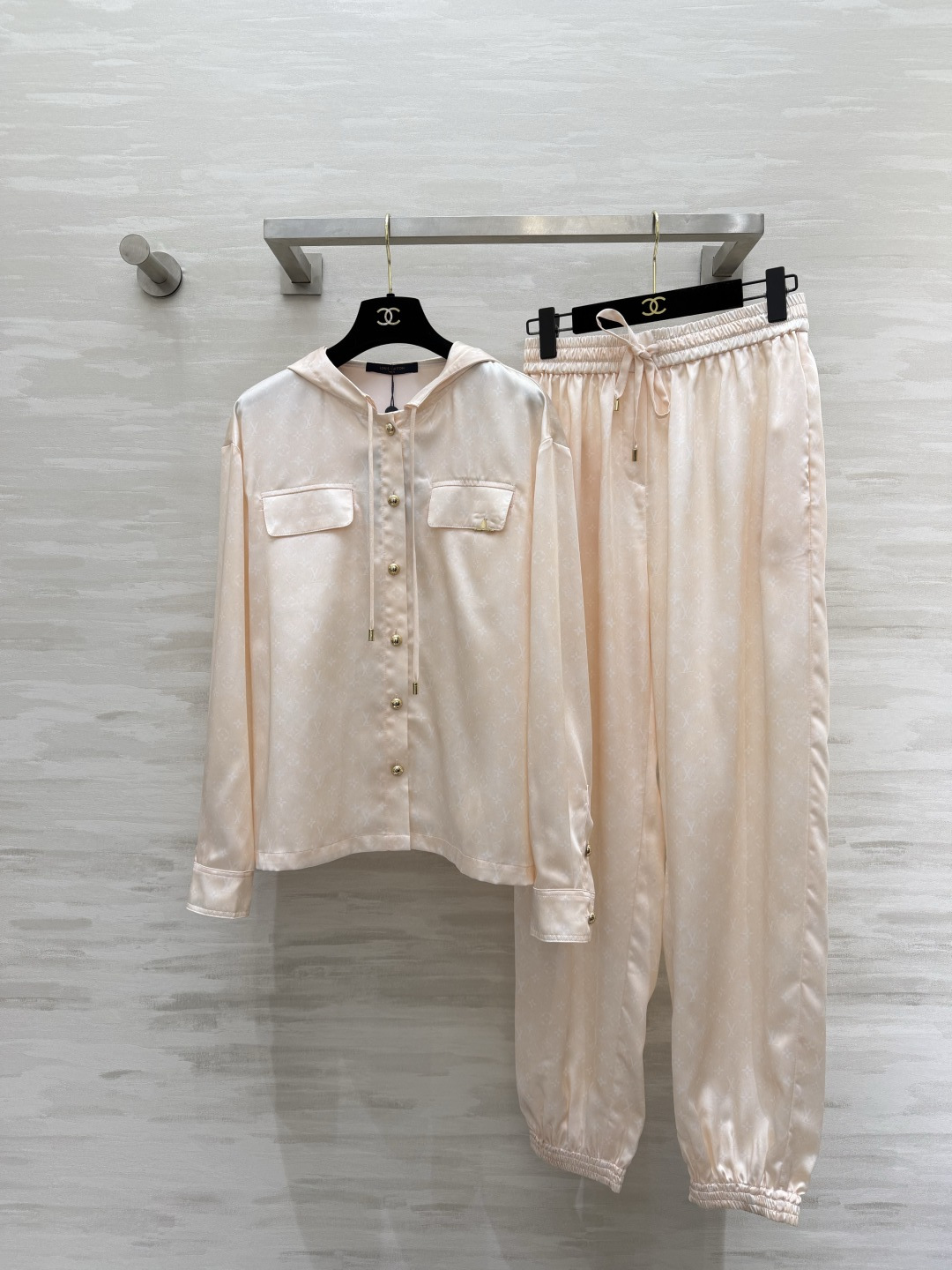 #Lvvv²⁶ss缎面印花套装｜慵懒松弛感天花板 温柔到骨子里的奶油杏色🍑 丝滑缎面 暗纹印花高级感藏在