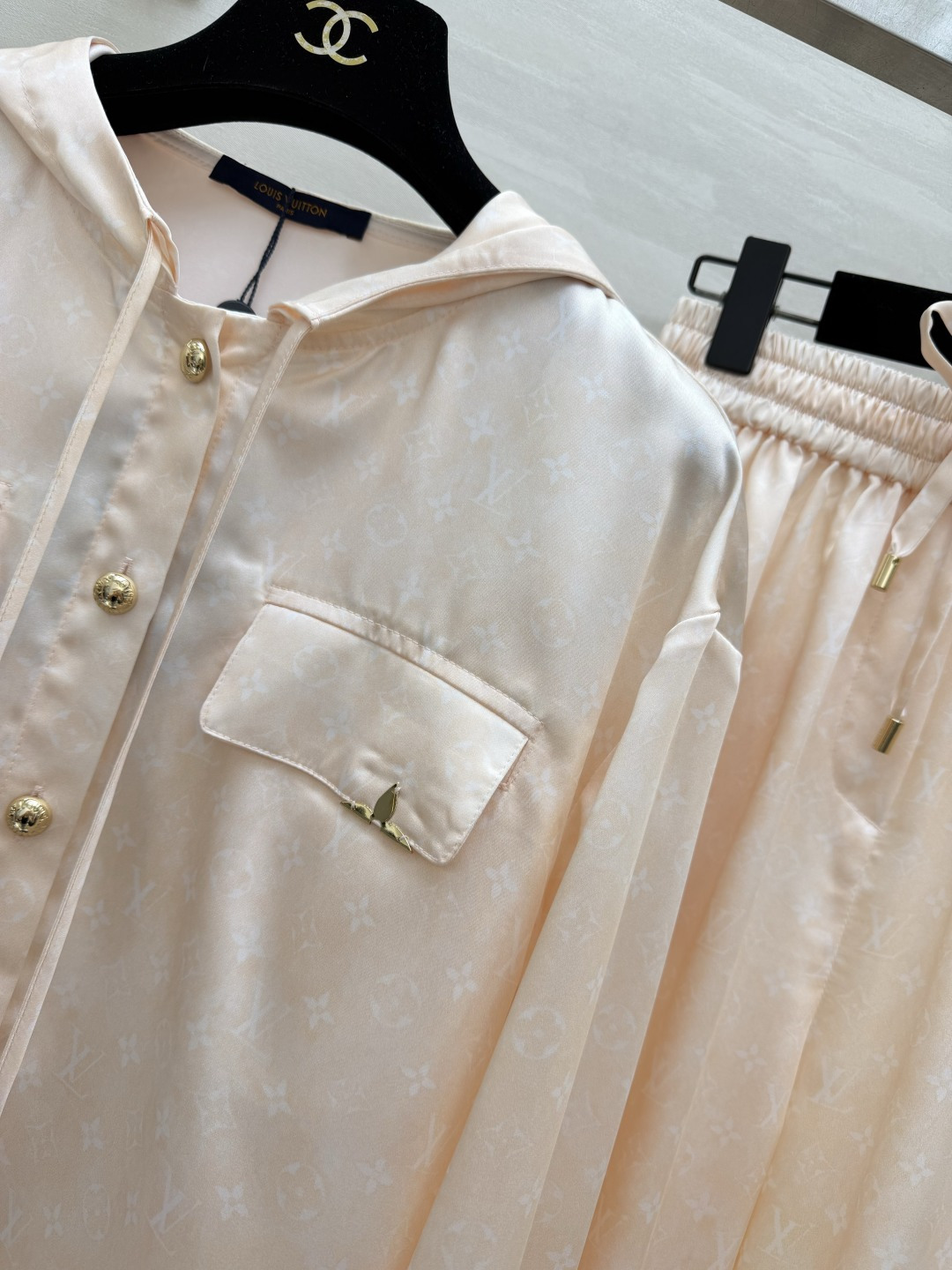 #Lvvv²⁶ss缎面印花套装｜慵懒松弛感天花板 温柔到骨子里的奶油杏色🍑 丝滑缎面 暗纹印花高级感藏在