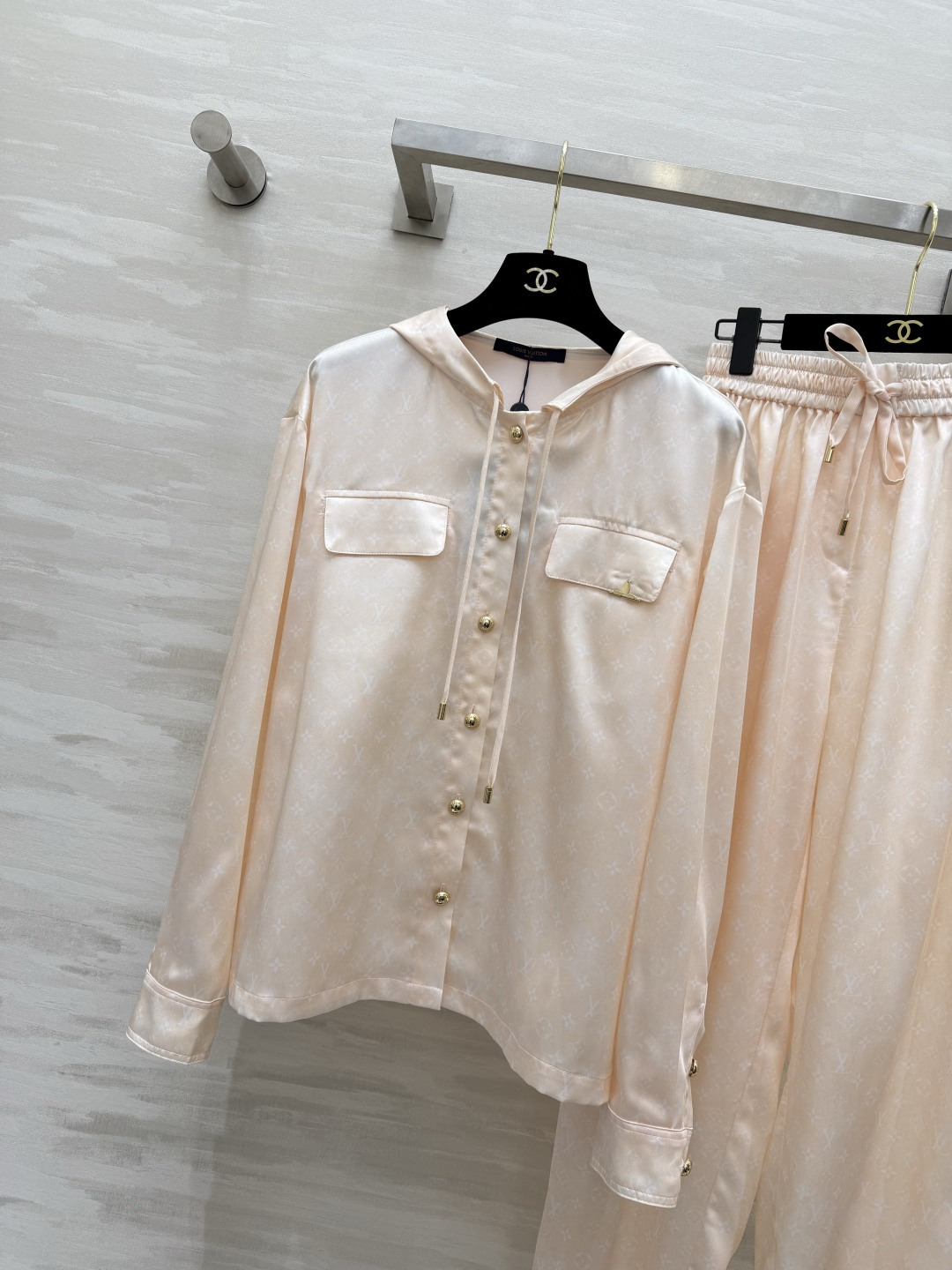 #Lvvv²⁶ss缎面印花套装｜慵懒松弛感天花板 温柔到骨子里的奶油杏色🍑 丝滑缎面 暗纹印花高级感藏在