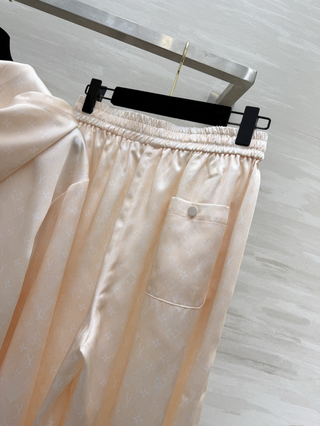 #Lvvv²⁶ss缎面印花套装｜慵懒松弛感天花板 温柔到骨子里的奶油杏色🍑 丝滑缎面 暗纹印花高级感藏在