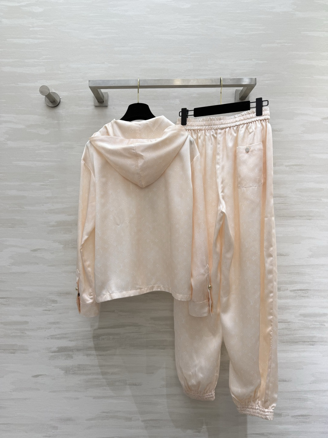 #Lvvv²⁶ss缎面印花套装｜慵懒松弛感天花板 温柔到骨子里的奶油杏色🍑 丝滑缎面 暗纹印花高级感藏在