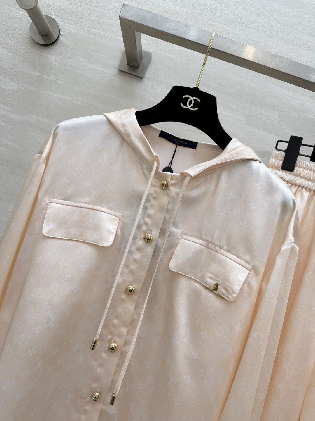 #Lvvv²⁶ss缎面印花套装｜慵懒松弛感天花板 温柔到骨子里的奶油杏色🍑 丝滑缎面 暗纹印花高级感藏在