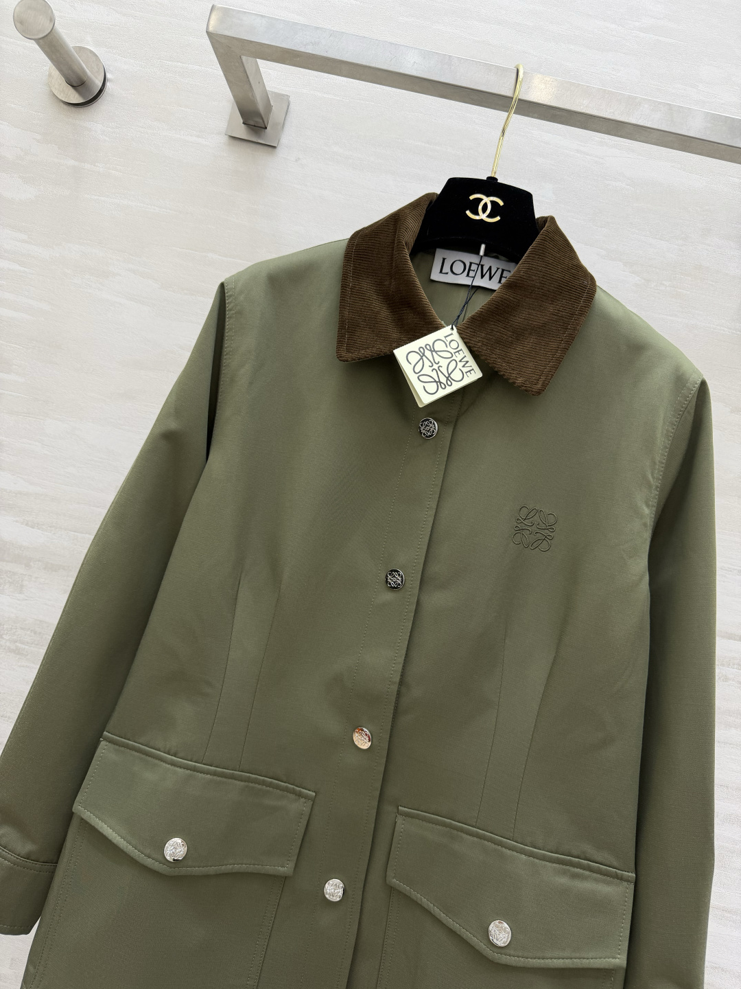 #Loew♡²⁶复古灯芯绒领工装外套 经典永不过时的工装风✨灯芯绒撞色领 金属按扣 细节拉满 挺括抗皱面